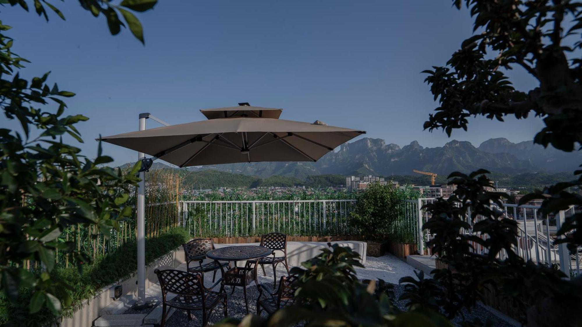 Patio Spring Holiday Inn -- Free Round Trip Pick-Up Service --Panoramic View Of Tianmen Mount Zhangjiajie Buitenkant foto