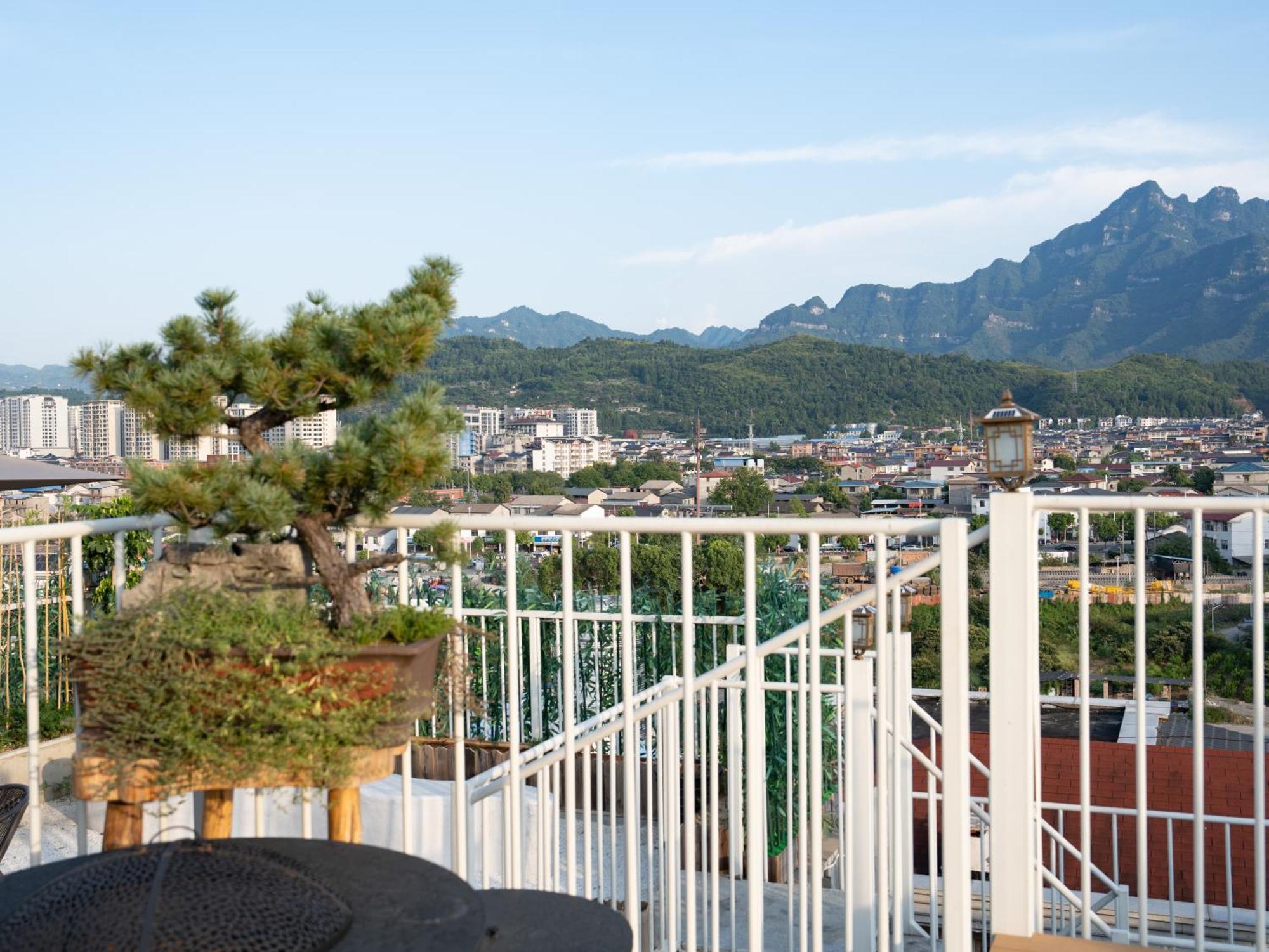 Patio Spring Holiday Inn -- Free Round Trip Pick-Up Service --Panoramic View Of Tianmen Mount Zhangjiajie Buitenkant foto