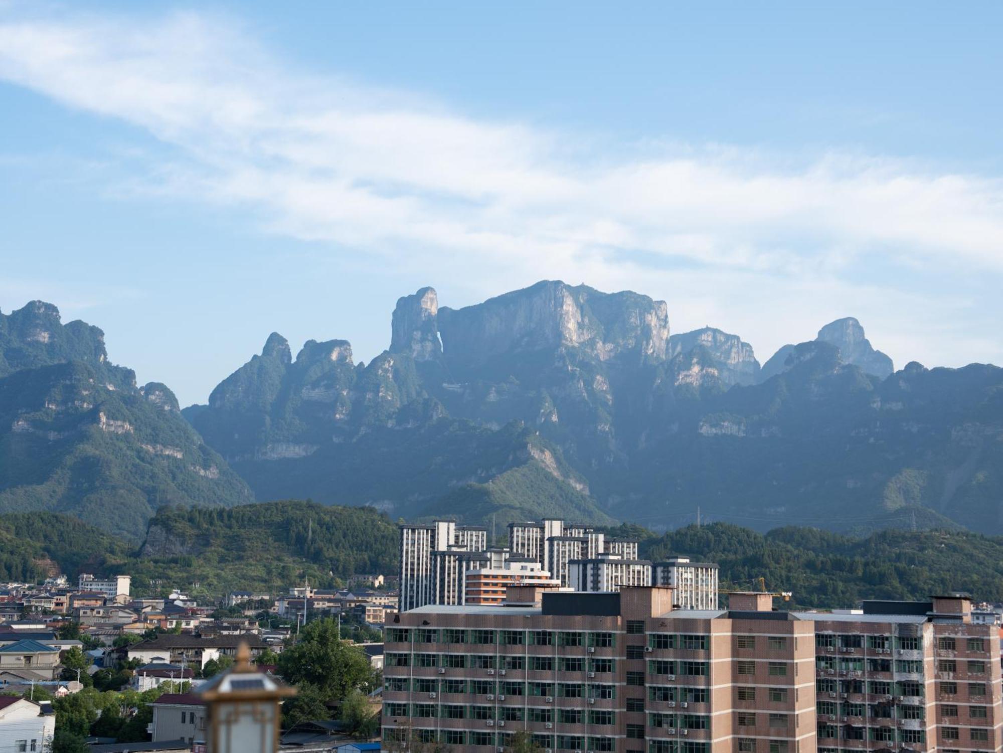 Patio Spring Holiday Inn -- Free Round Trip Pick-Up Service --Panoramic View Of Tianmen Mount Zhangjiajie Buitenkant foto